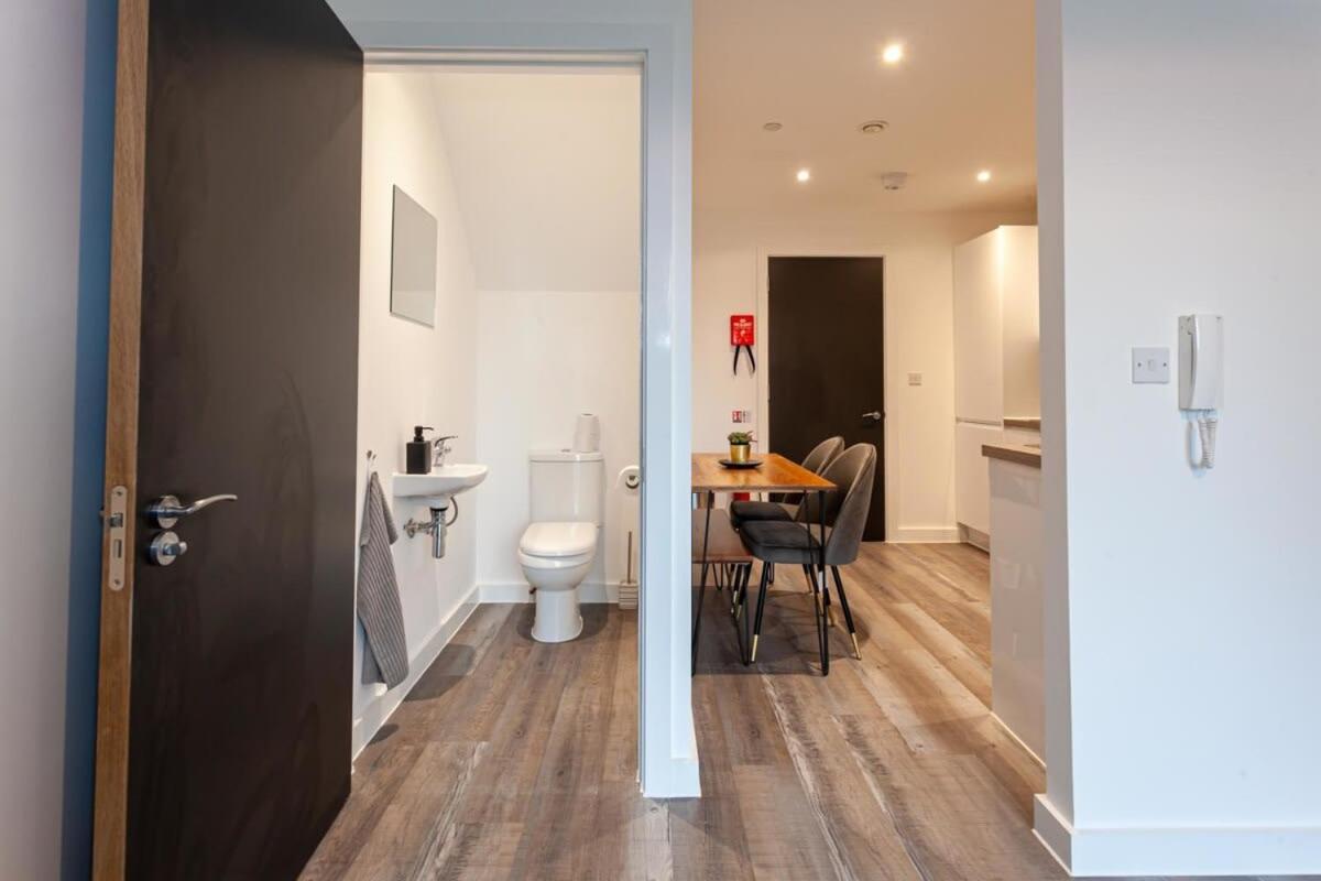 Superb 2 Bed Flat 5Min To Old Trafford Stadium マンチェスター エクステリア 写真