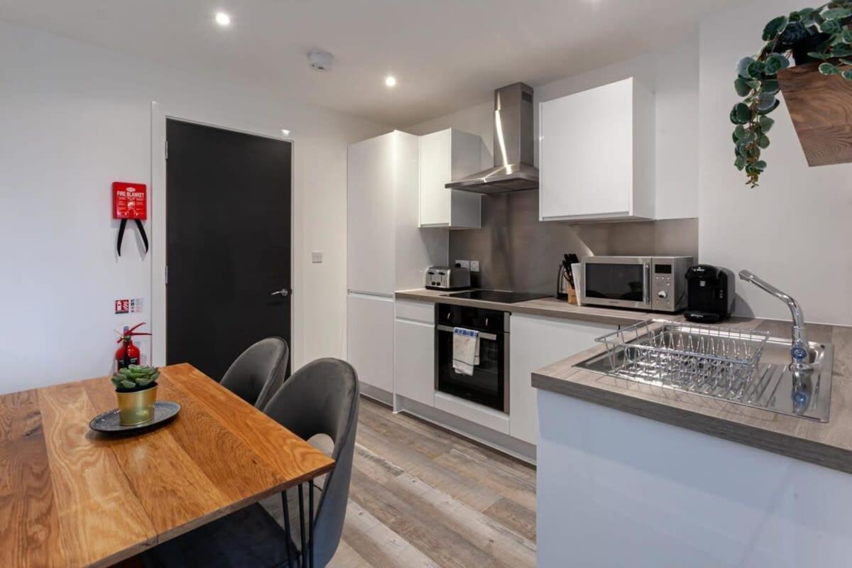 Superb 2 Bed Flat 5Min To Old Trafford Stadium マンチェスター エクステリア 写真