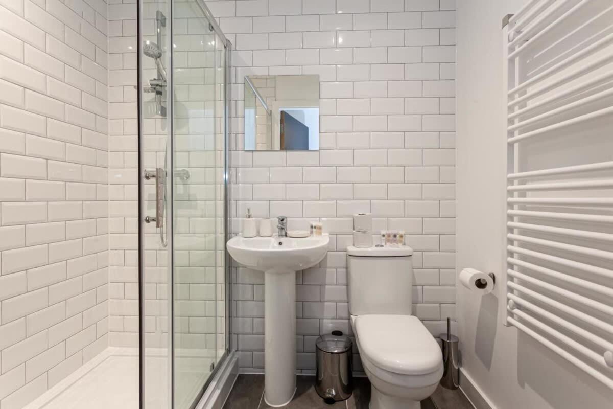 Superb 2 Bed Flat 5Min To Old Trafford Stadium マンチェスター エクステリア 写真